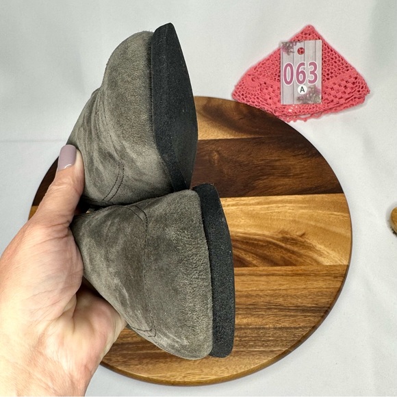 Hush Puppies Grey Loafer Suede Flats Size 7 W - Picture 13 of 16